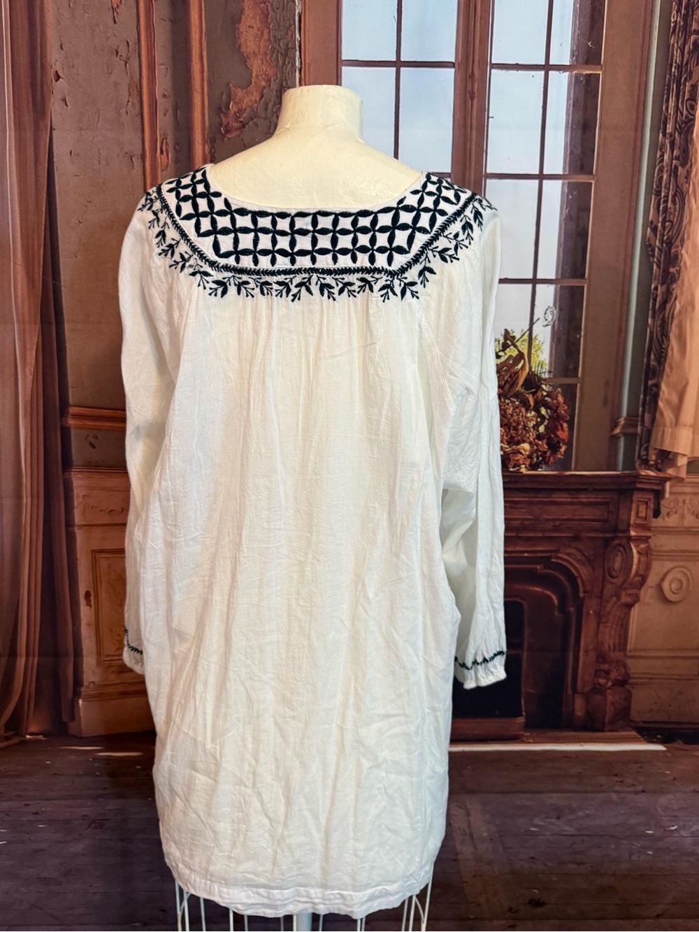 Solitaire 1X White Tunic with Black Embroidery Boho Romantic Floral Dressy - Picture 6 of 17